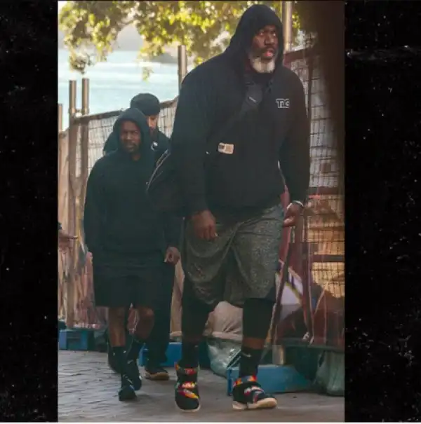 Check Out This Viral Photo Of Rapper Kendrick Lemar And His Huge Bodyguard